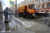 Почти 600 машин вышли на уборку улиц Петербурга