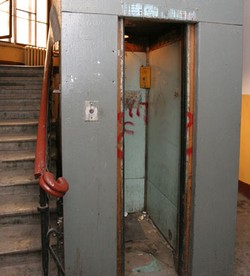 Прокуратура потребовала от ЖКС №1 Петроградского района отремонтировать лифты