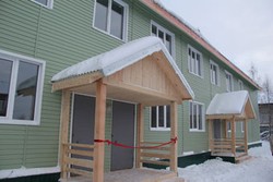 В Приморском районе Архангельской области 28 человек получили ключи от новых квартир по программе переселения граждан из аварийного жилищного фонда