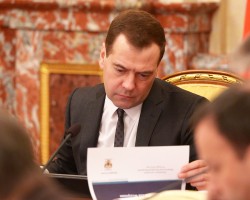 Медведев переложил ответственность за ввод соцнорм на регионы