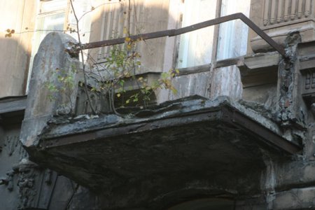 Инспекторы Госжилинспекции Петербурга выявили плачевное состояние балконов в 38% проверенных домов 