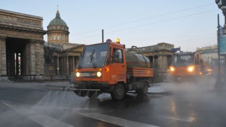 Уборка с замачиванием: почему дорожники моют дороги в дождь 