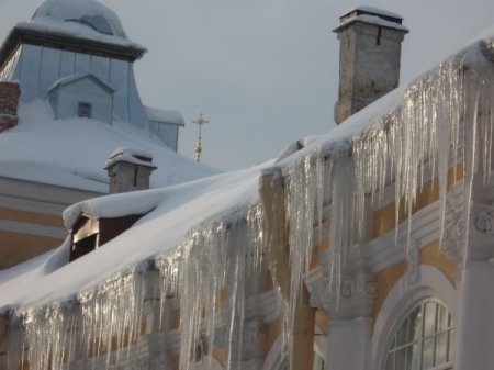 ГАТИ выявило 443 нарушения по уборке сосулек с крыш нежилых зданий в Петербурге