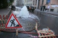 На Петроградской набережной в Петербурге бьет фонтан воды