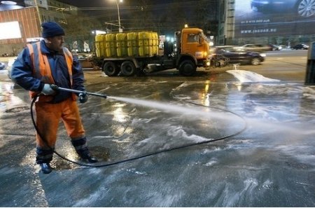 После потепления в Петербурге начнут мыть остановки и чистить газоны от мусора